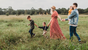 Cinq Dames Amicales De Nourriture De Rue Dans La Ville De Ho Chi Minh